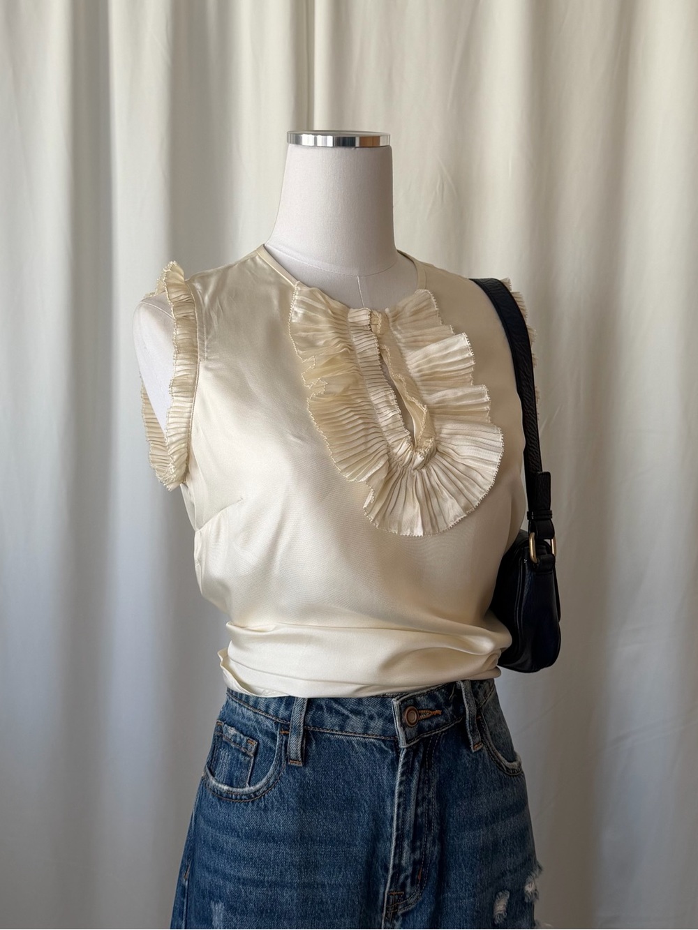 J.Crew 100% Silk Ruffle V-Neck Blouse Cream Tank Size 4. - Picture 3 of 14